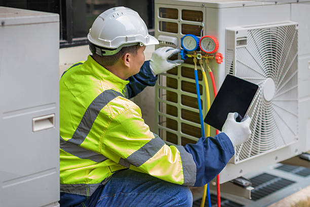 Professional Hvac technician working in Greenwood, FL